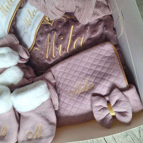 COFFRET QUEEN Coffret bébé Personnalisé  – 2 Ensembles + Couverture & 2 Doudous + protège carnet – Quantité Limitée